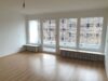 Zentral in Rosenheimer Innenstadt!! 4-Zi.-Whg., nahe Fußgängerzone! - Wohnzimmer m. Zugang zum Balkon