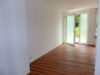 Kompl. Erdgeschoss (6 Einheiten) eines Wohn- und Geschäftshauses am Schloßberg! - Blick vom Küchenbereich in Wohnraum u. zum Eingang