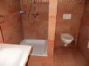 Kompl. Erdgeschoss (6 Einheiten) eines Wohn- und Geschäftshauses am Schloßberg! - Bad mit WC und Dusche